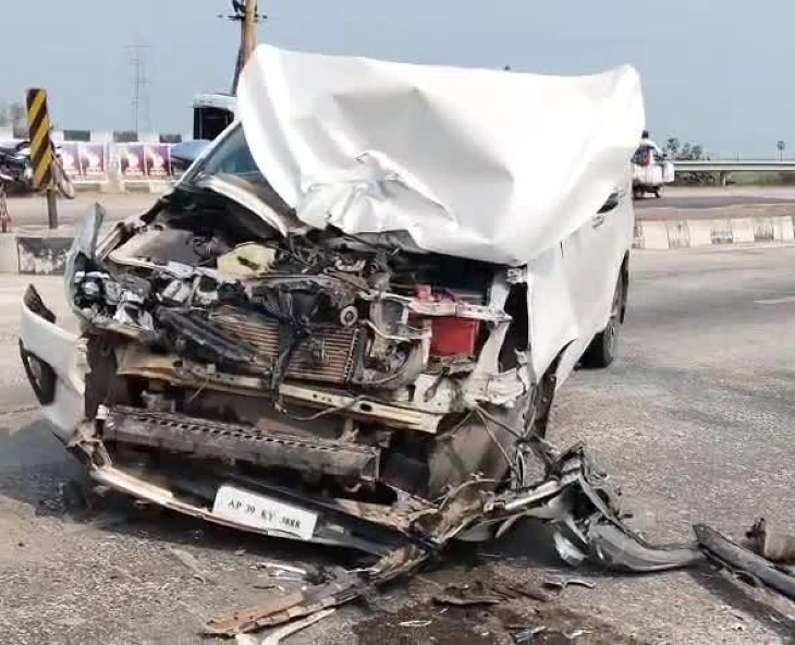 అవనిగడ్డలో RTC బస్సు ఢీ కొని ఇన్నోవా కారు దగ్దం