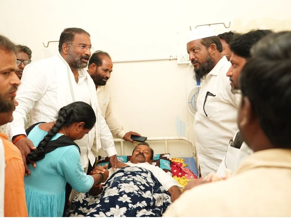 చికిత్స పొందుతున్న బాధితుని పరామర్శించిన మంత్రి