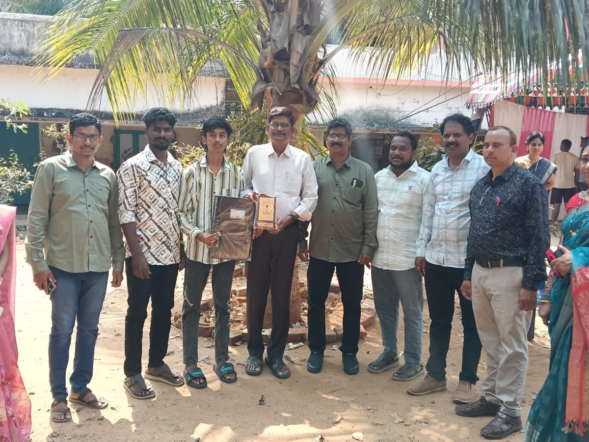 విద్యార్థులకు ఎస్ఎఫ్ఐ బహుమతులు