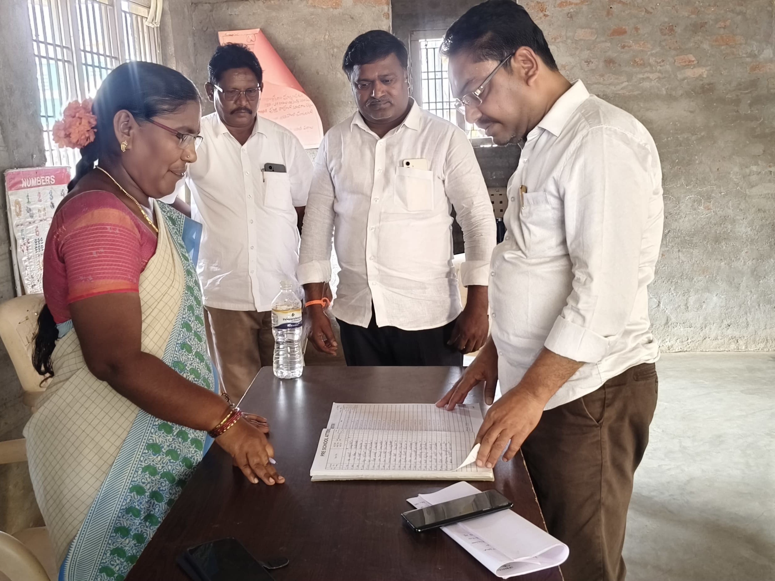 అంగన్వాడి కేంద్రంపై ఆకస్మిక తనిఖీలు