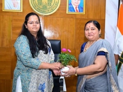 మెదక్ కలెక్టర్‌ను కలిసిన రామాయంపేట తహసీల్దార్