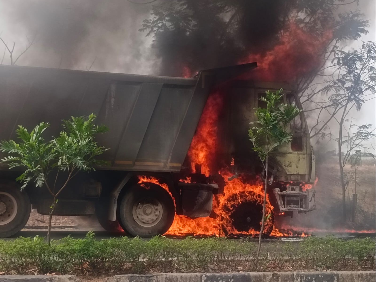 లారీ ఇంజన్‌లో చెలరేగిన మంటలు