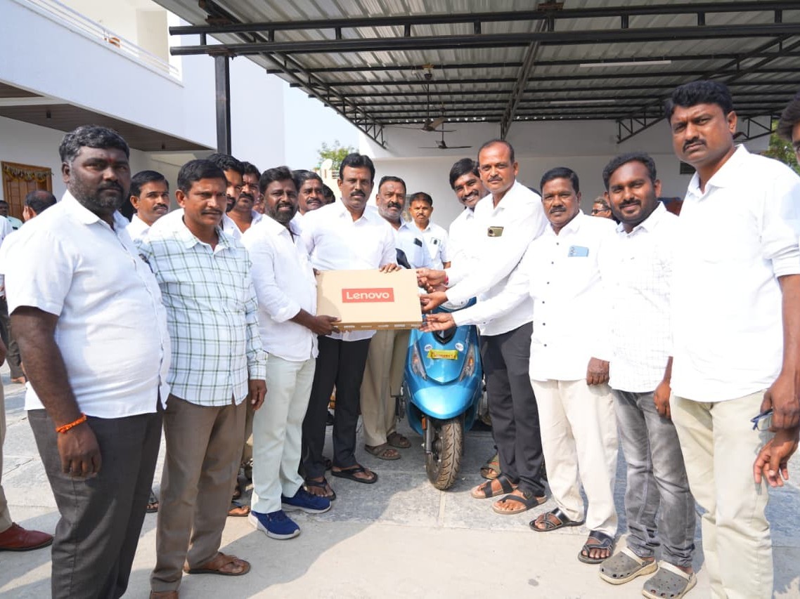 దివ్యాంగునికి స్కూటర్‌ను అందజేసిన ఎమ్మెల్యే