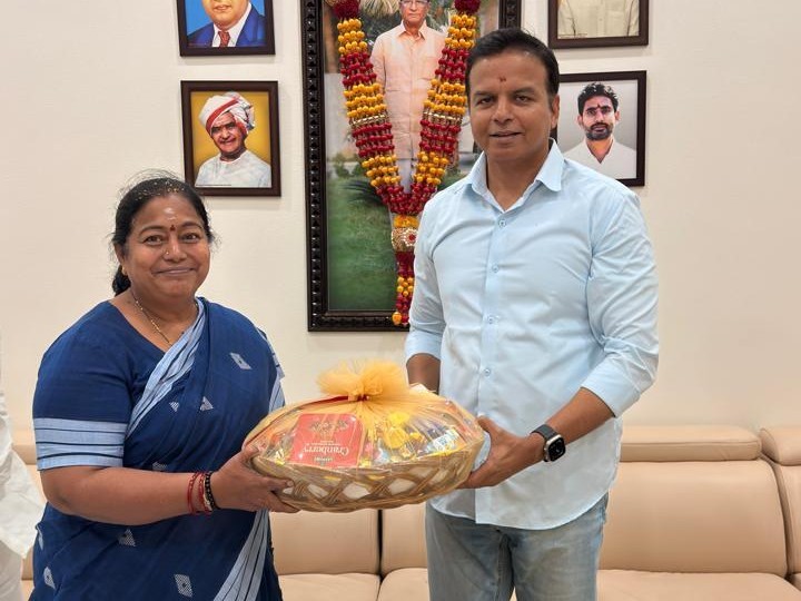 నగరి ఎమ్మెల్యేను కలిసిన ఆర్డీవో