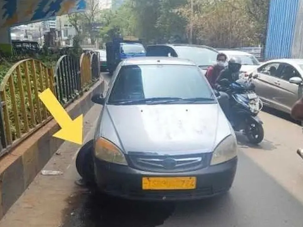 గచ్చిబౌలి సెంట్రో మాల్ సమీపంలో కారు బ్రేక్ డౌన్