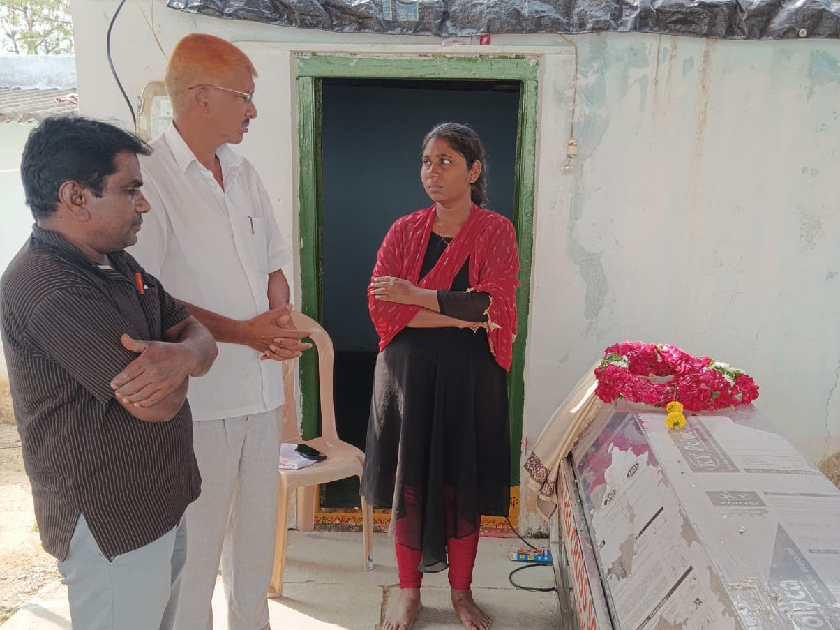 జర్నలిస్టు కుటుంబానికి బీసీ నేత పరామర్శ