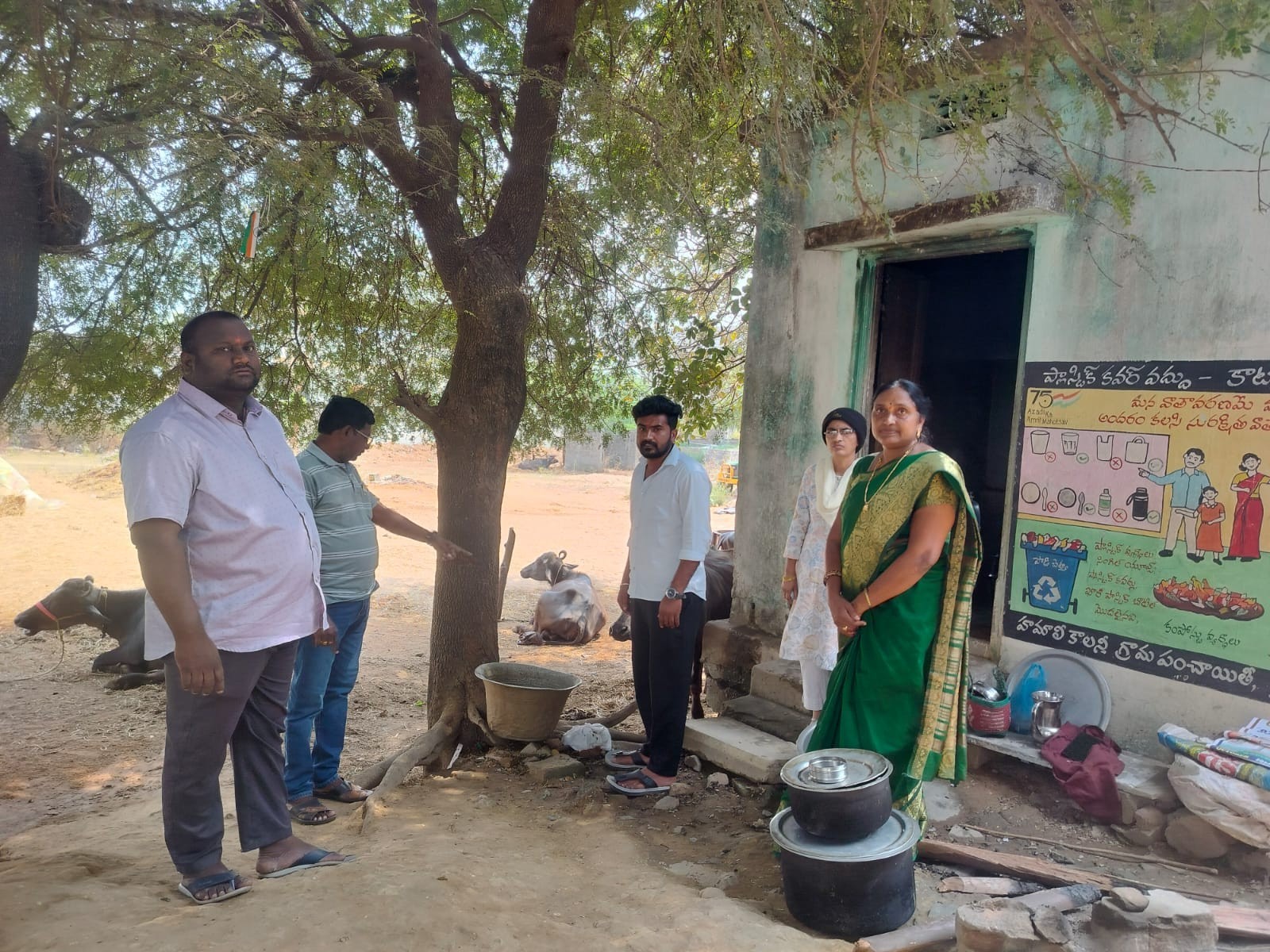 భోజన నాణ్యతను పరిశీలించిన సర్పంచ్