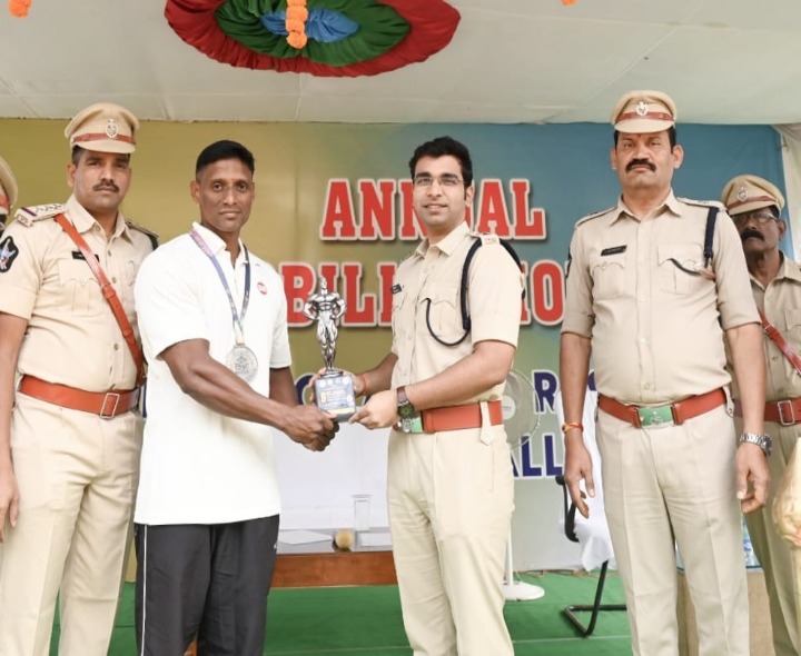 రజిత పథకం సాధించిన కానిస్టేబుల్‌కు ఎస్పీ అభినందనలు