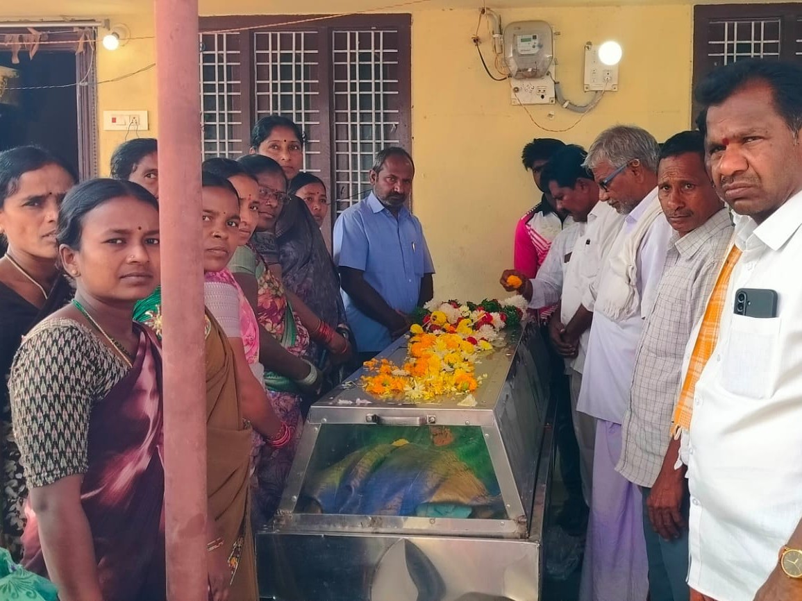 మృతురాలికి నివాళులర్పించిన సీపీఎం నేతలు