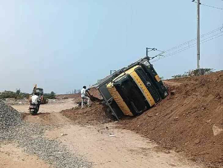 JGL: మొరం తరలిస్తున్న టిప్పర్ బోల్తా