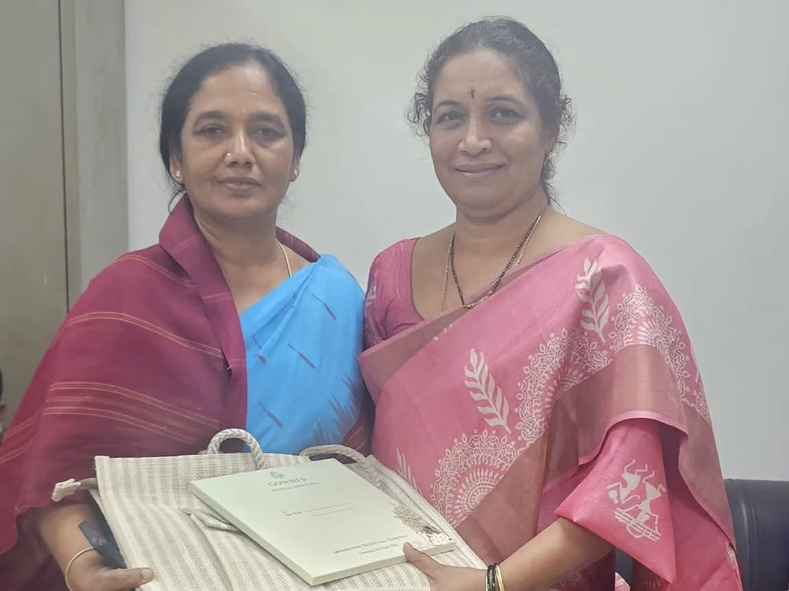 ఎమ్మెల్యే పరిటాల సునీతకు ఆహ్వాన పత్రిక అందజేత