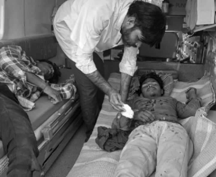 ఇంటి గోడ కూలి పలువురికి గాయాలు