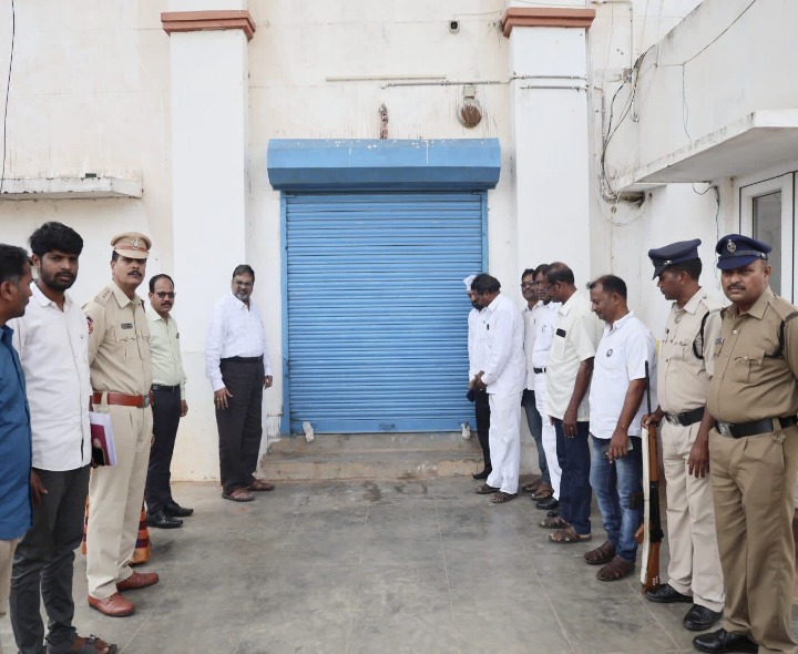 ఈవీఎం గిడ్డంగి తనిఖీ చేసిన డీఆర్వో