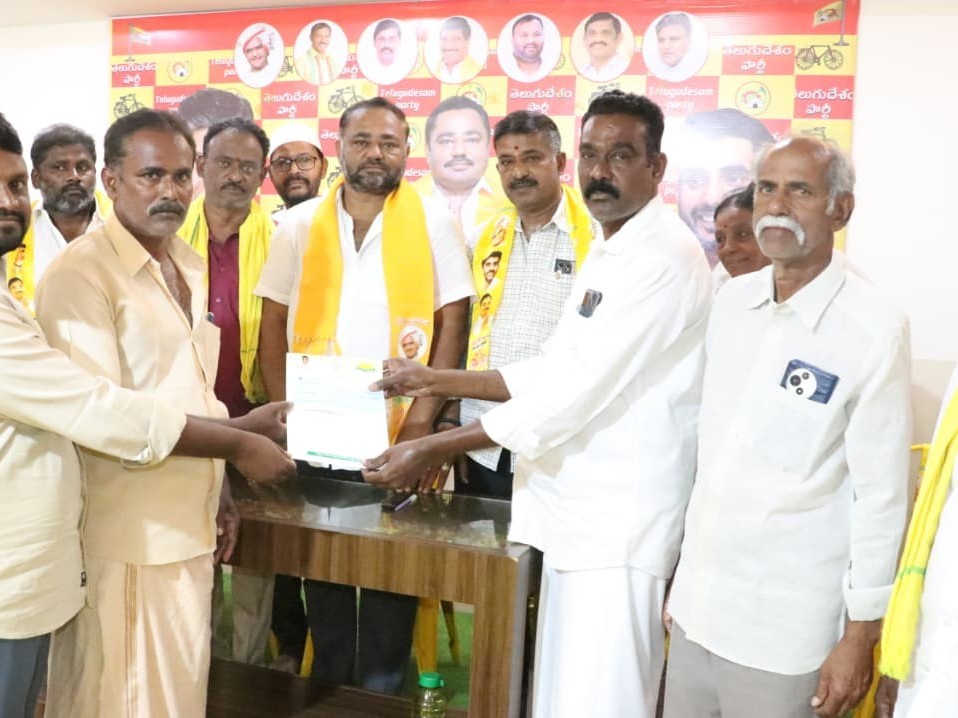 రాజంపేటలో సీఎంఆర్‌ఎఫ్ చెక్కుల పంపిణీ