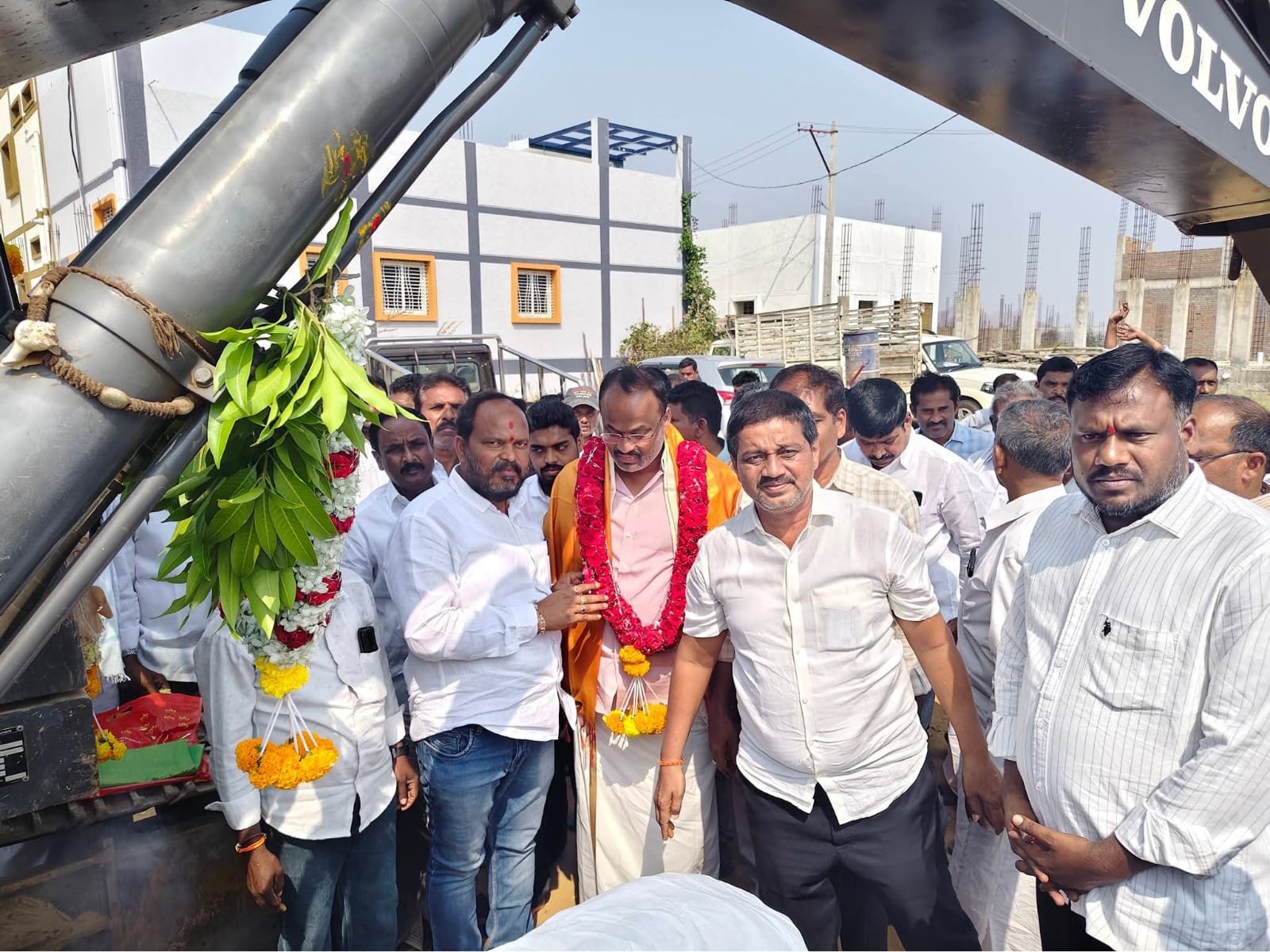 సిమెంట్ రోడ్డు పనులకు శ్రీకారం