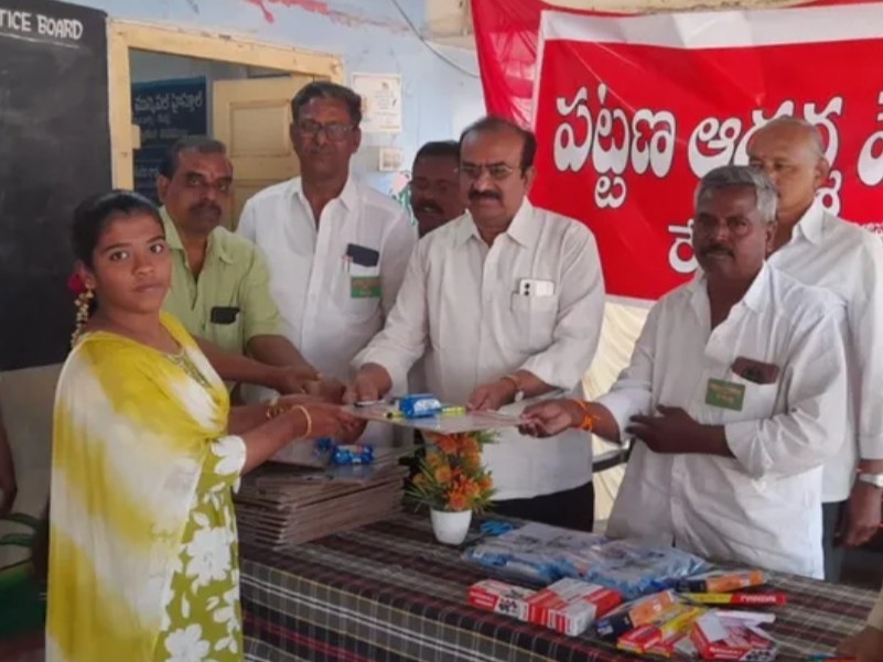 రేపల్లె పదో తరగతి విద్యార్థులకు పరీక్షా సామగ్రి పంపిణీ