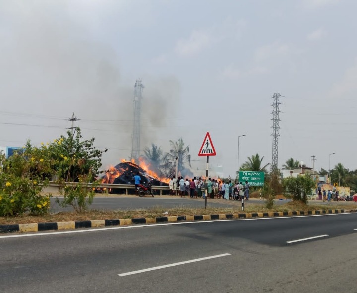 నందిగాం మండల పరిధిలో అగ్నికి ఆహుతైన గడ్డి కుప్పలు