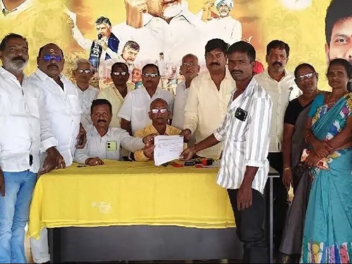 నరసాపురం టీడీపీ కార్యాలయంలో గ్రీవెన్స్