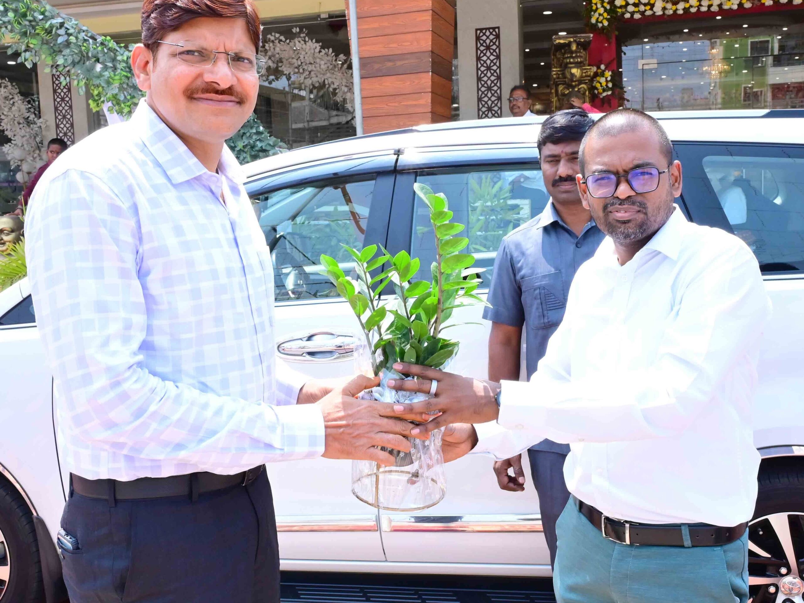 కలెక్టర్ బాలాజీని కలిసిన ఆర్డీవో