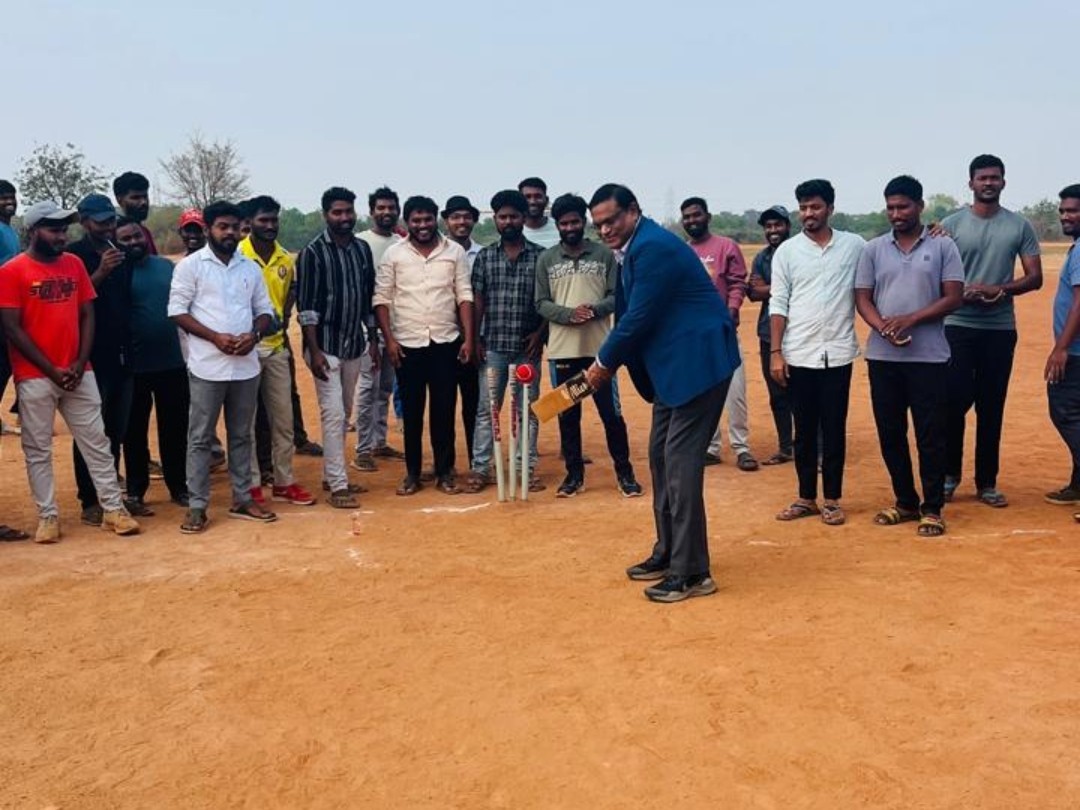 క్రికెట్ ఆడిన కేయూ వీసీ ప్రతాపరెడ్డి