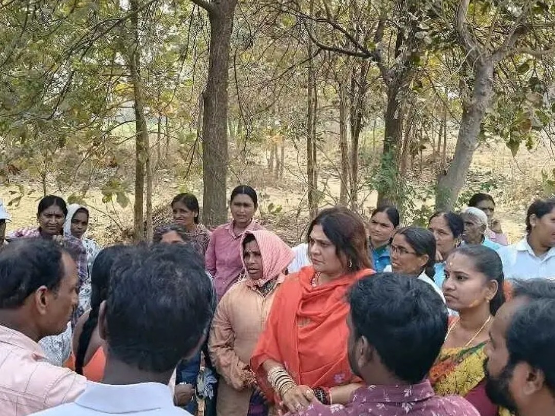 ఉపాధి హామీ కూలీలతో ఎమ్మెల్యే సతీమణి భేటీ