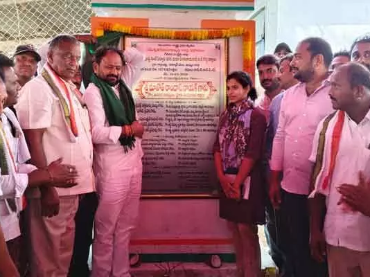 కేసీఆర్ పాలనలో రహదారులు అద్వానం: ఎమ్మెల్యే