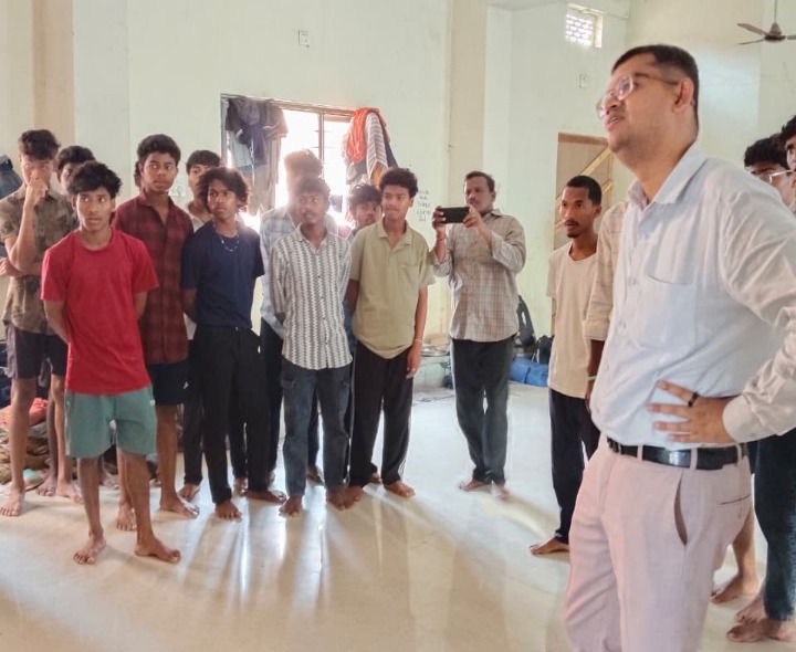 ఎస్టీ హాస్టల్ సందర్శించిన జిల్లా కలెక్టర్