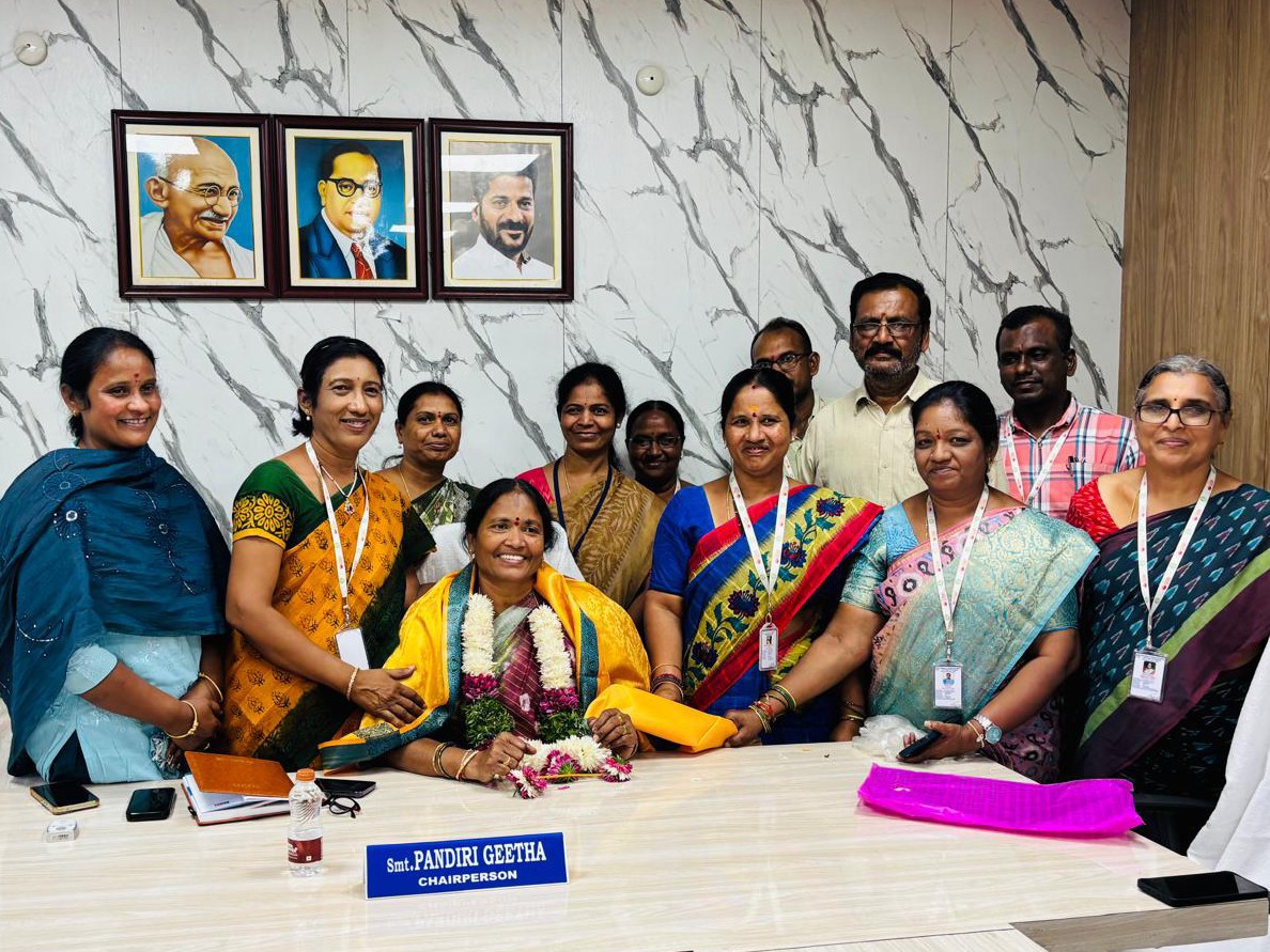 మున్సిపల్ ఛైర్ పర్సన్‌ను సత్కరించిన ఉపాధ్యాయులు