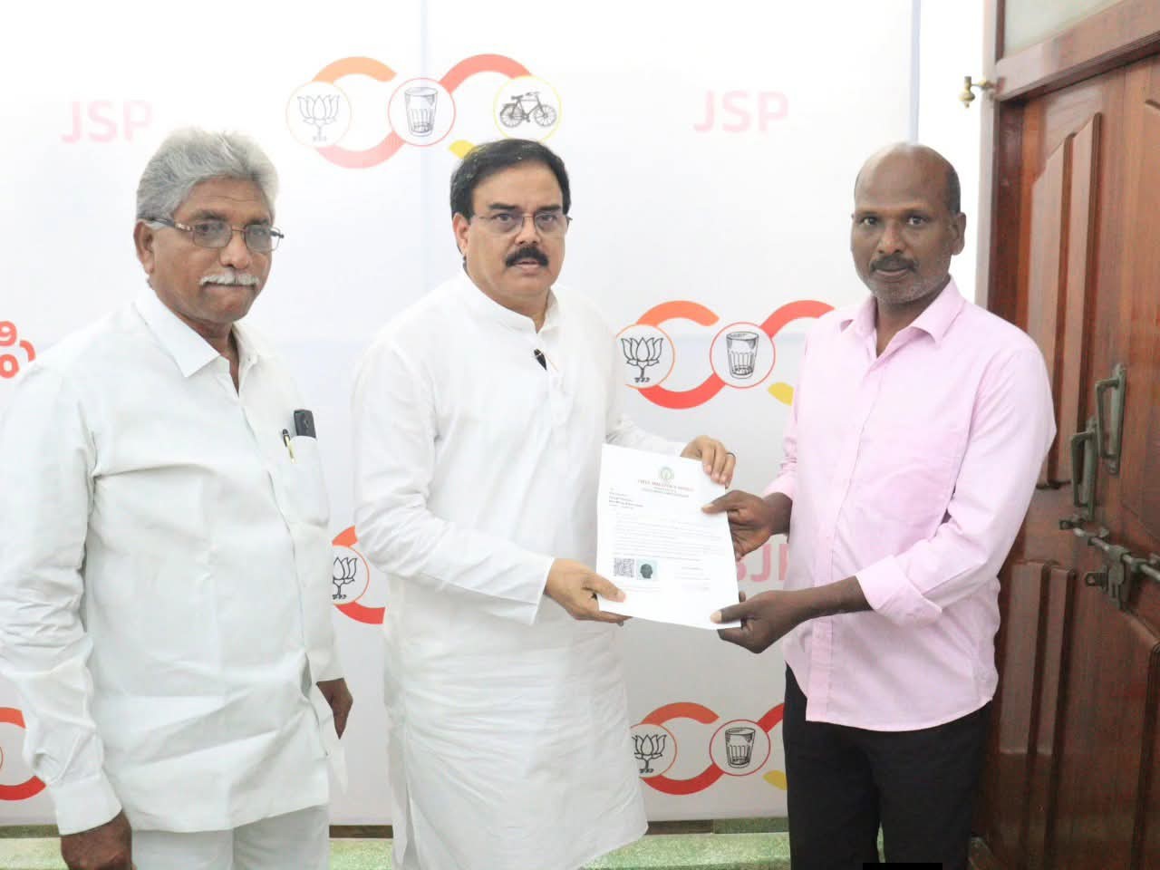 లబ్ధిదారుడికి  LOCని అందజేసిన మంత్రి