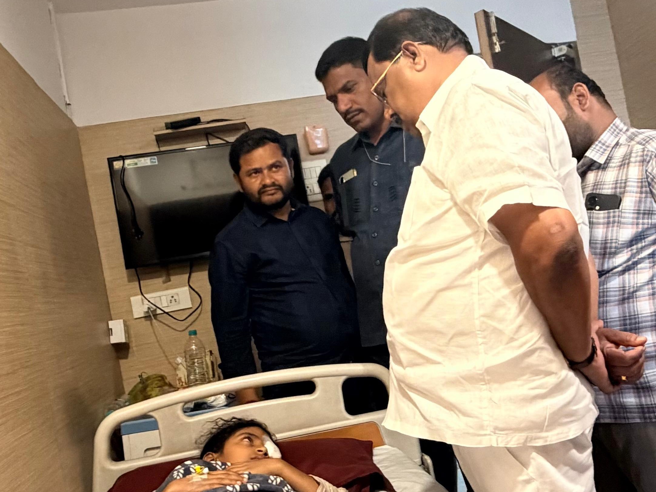 ​చికిత్స పొందుతున్న బాలికను పరామర్శించిన ఎమ్మెల్యే