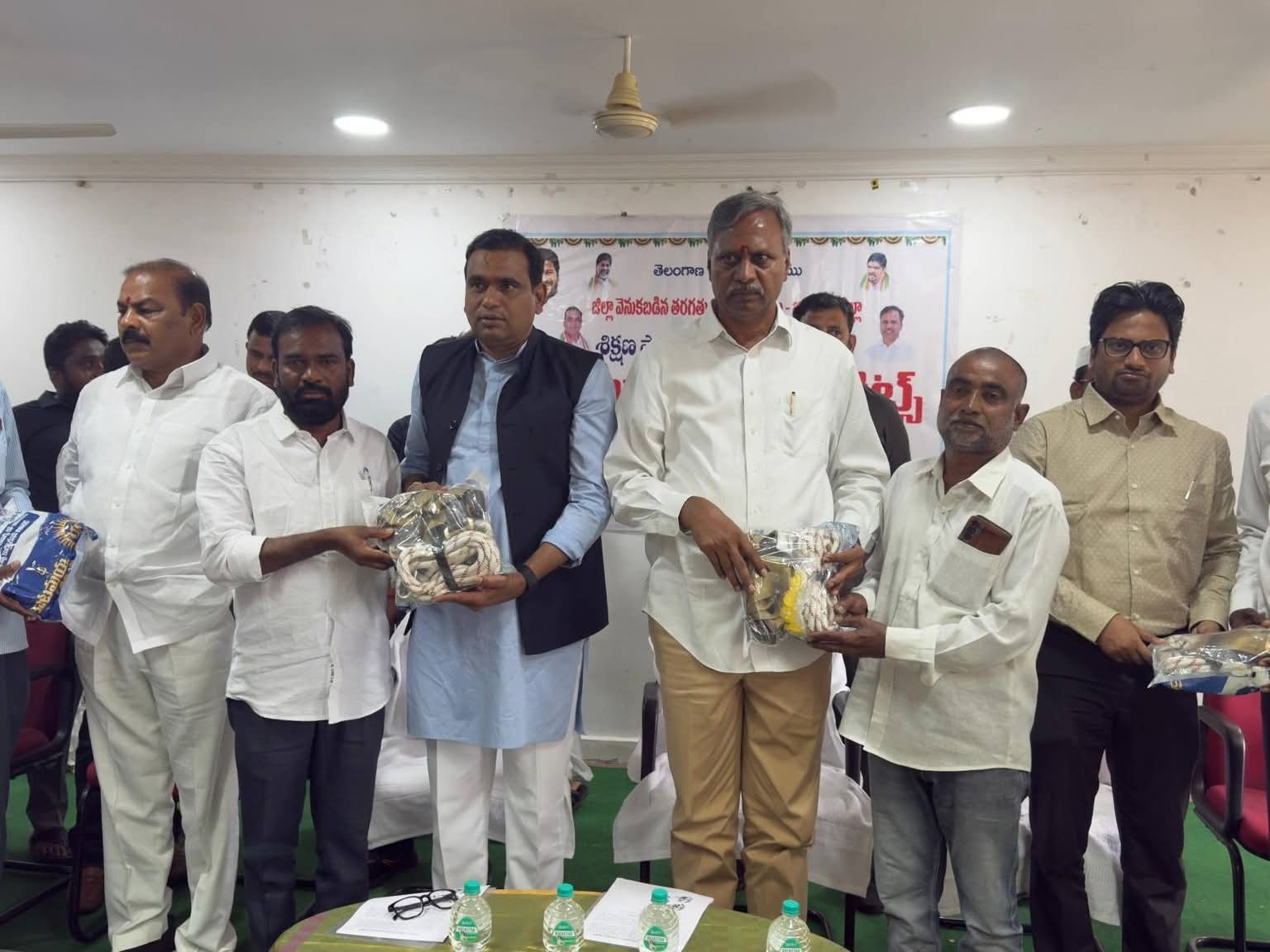 కాటమయ్య కిట్లను పంపిణీ చేసిన ఎంపీ, ఎమ్మెల్యే