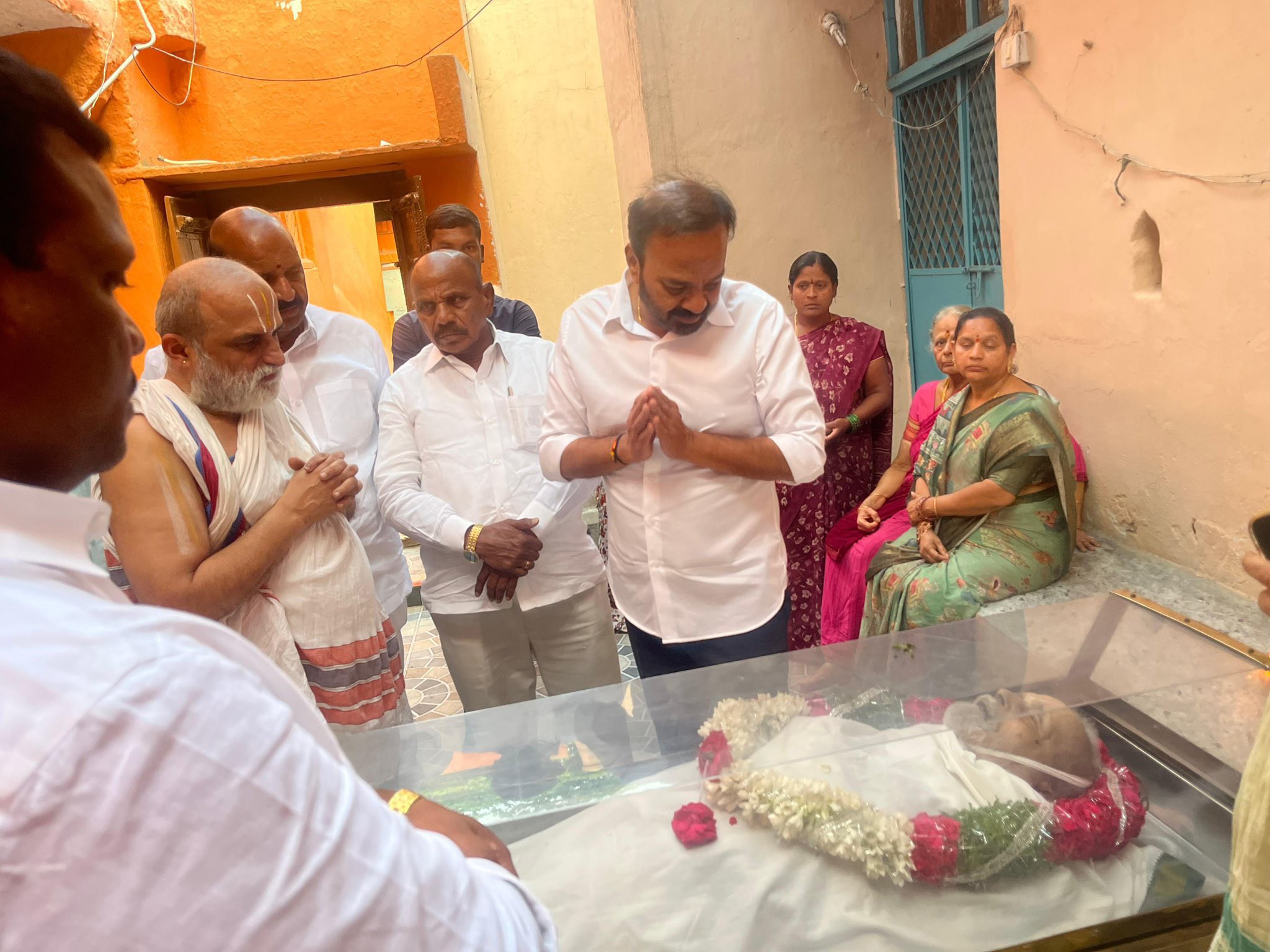 సౌందర రాజన్ మృతదేహానికి మాజీ ఎంపీ నివాళులు