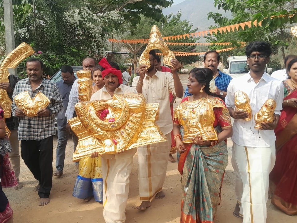 మానసా దేవి అమ్మవారికి తొడుగులు వితరణ