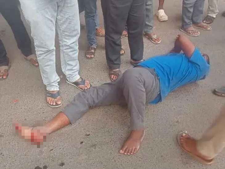 స్కూల్ బస్సు, బైక్ ఢీ.. వ్యక్తికి గాయాలు