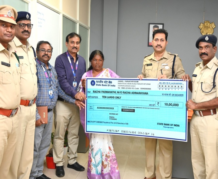 పోలీసు కుటుంబానికి చెక్కు అందజేత