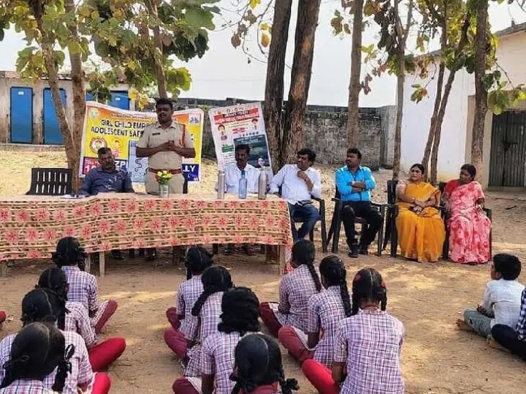 హెల్మెట్ ధరించి వాహనాలు నడపాలి: ఎస్సై