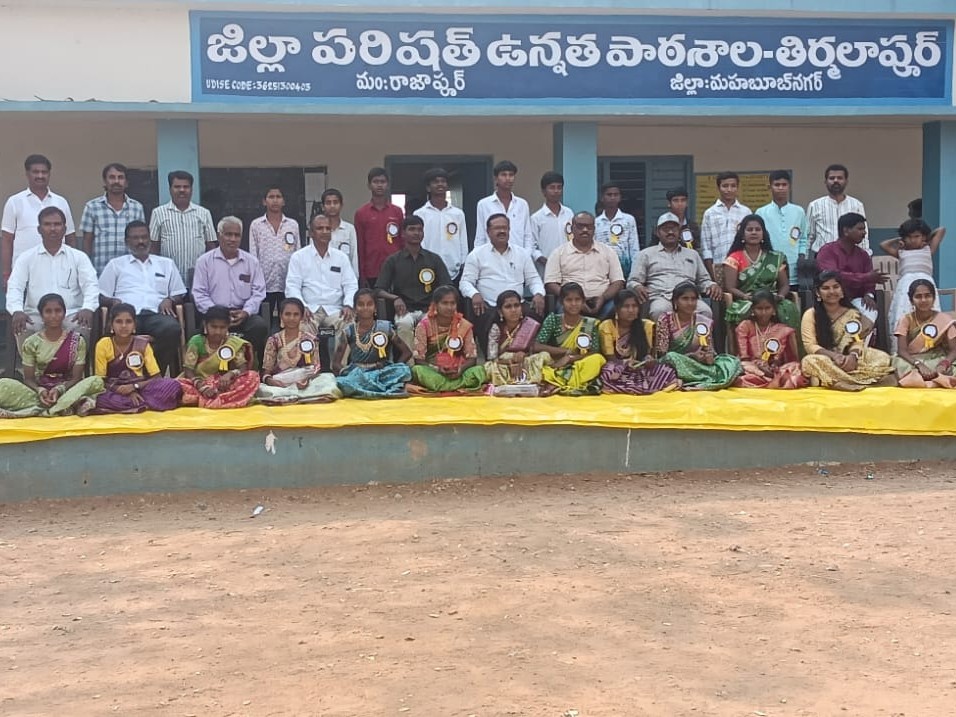 ఉపాధ్యాయులుగా మారిన విద్యార్థులు