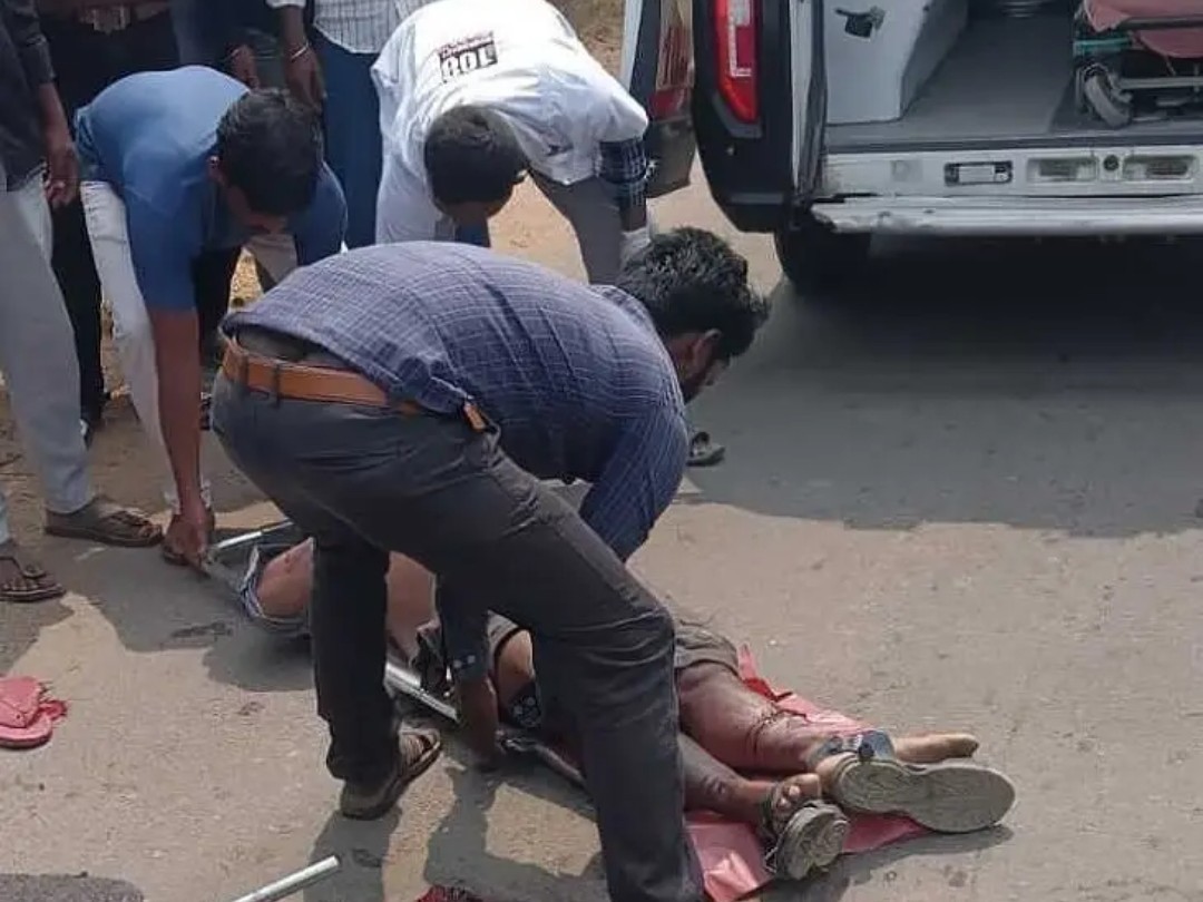 గుర్తు తెలియని వాహనం ఢీకొని ఇద్దరికి తీవ్ర గాయాలు