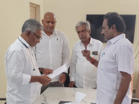 పాల డైరీ నిర్మాణ పనులను నిలుపుదల చేయాలని వినతి