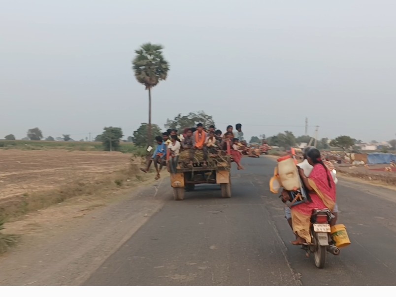 ప్రమాదపరితంగా వ్యవసాయ కూలీల ప్రయాణం