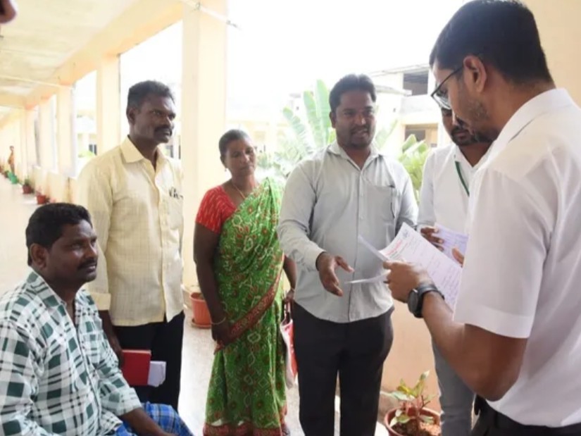 కలెక్టరేట్‌లో గిరిజనుల ప్రత్యేక గ్రీవెన్స్