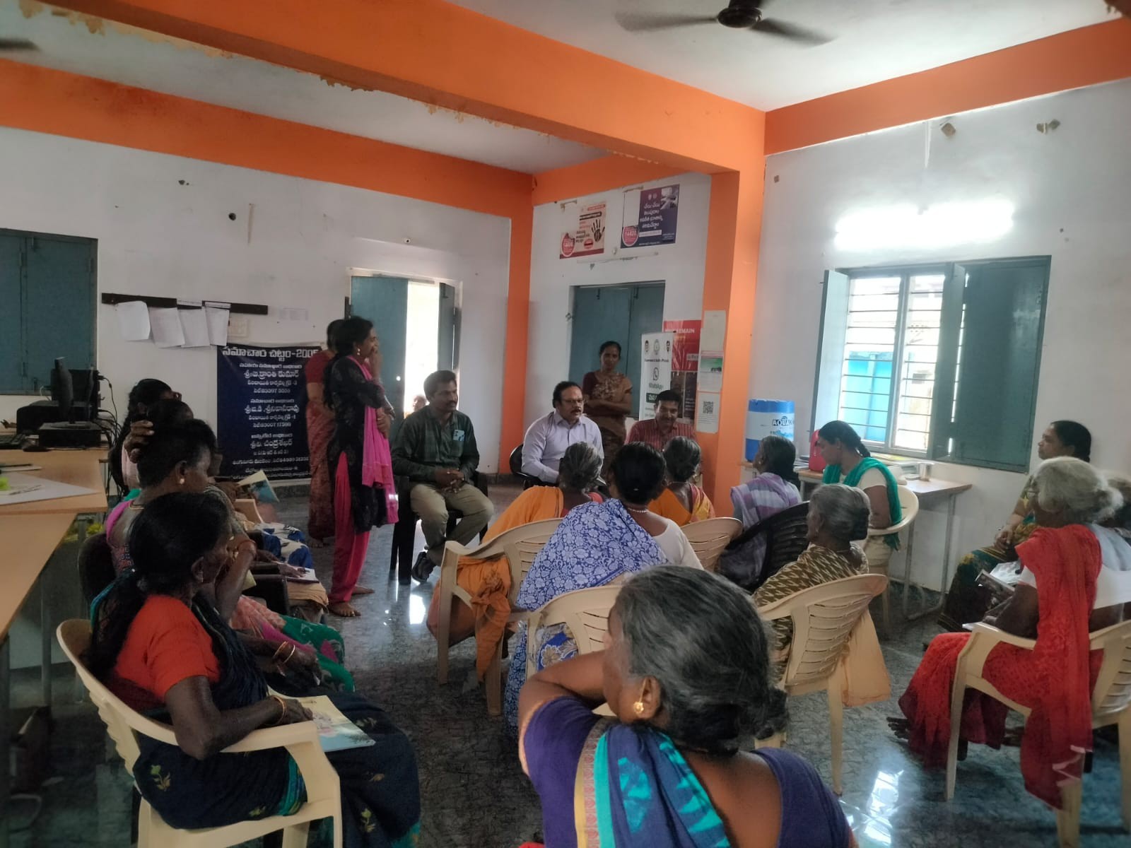 అక్షరాంద్ర  కేంద్రాలను పరిశీలించిన ఎంపీడీవో