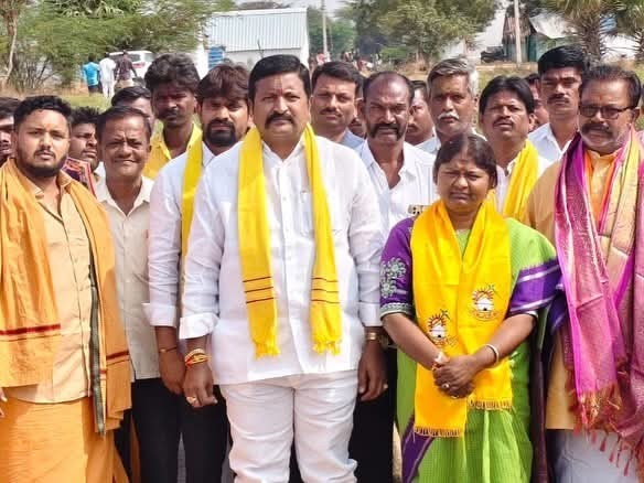 పింఛన్ల పంపిణీకి టీడీపీ ఇన్‌ఛార్జ్