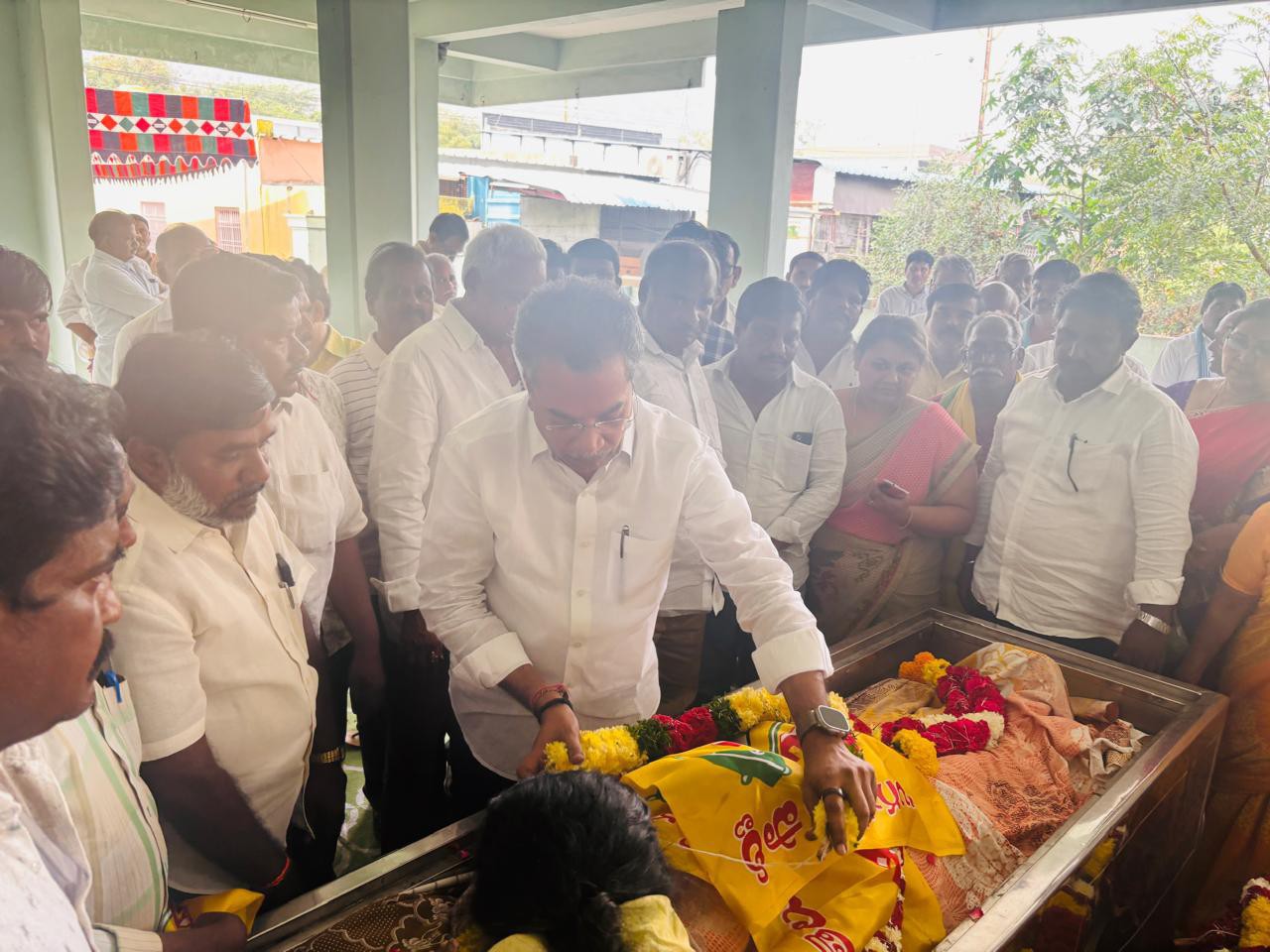 టీడీపీ సీనియర్ నాయకుడి పార్థివ దేహనికి నివాళులు
