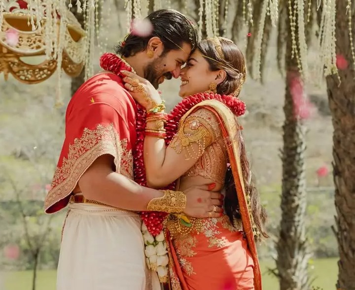 సెలబ్రిటీల పెళ్లంటే ఎర్ర చీరేనా..?