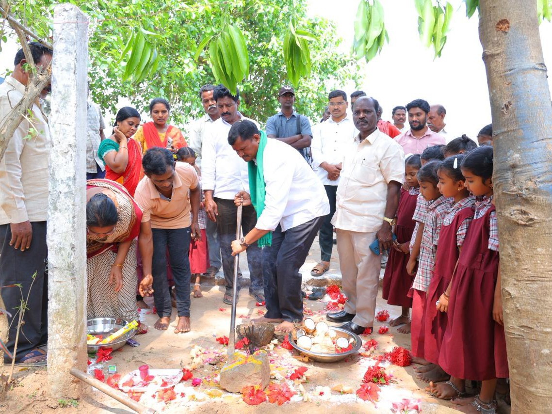పలుగు పారా పట్టిన ఎమ్మెల్యే జారే ఆదినారాయణ