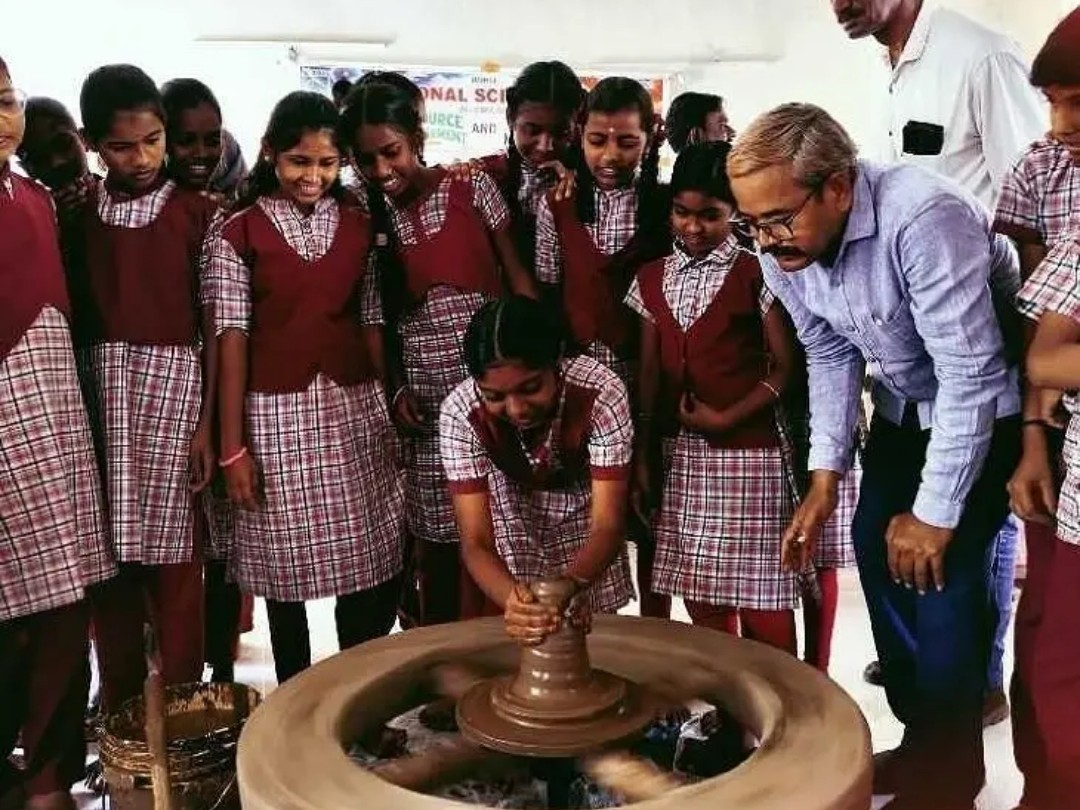 మట్టి పాత్రలు ఆరోగ్యానికి మేలు: డీఈవో