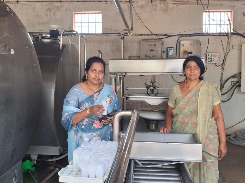 పాల కేంద్రాలలో తనిఖీలు చేసిన ఫుడ్ సేఫ్టీ అధికారులు