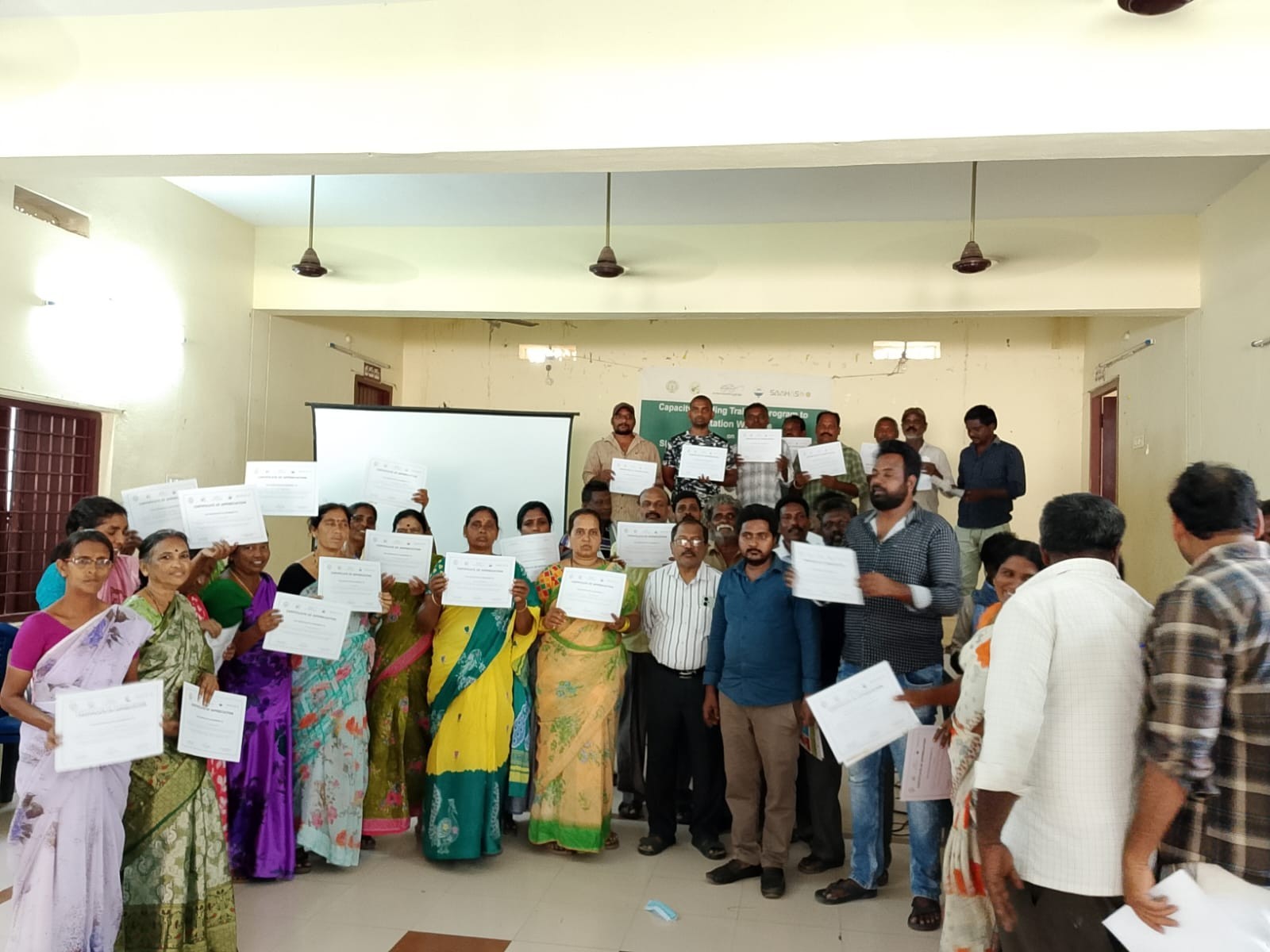 పారిశుద్ధ్య కార్మికులకు శిక్షణతో సర్టిఫికెట్లు పంపిణీ