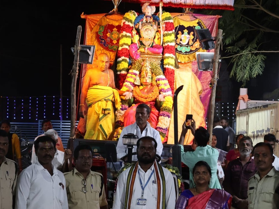 హనుమంత వాహనంలో భక్తులకు కటాక్షం